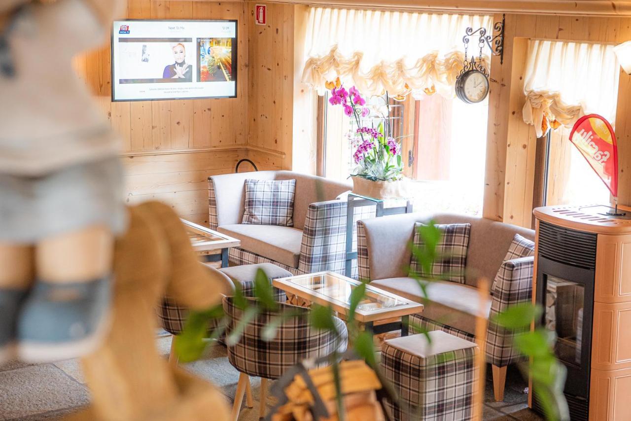 Hotel Capriolo リヴィーニョ エクステリア 写真