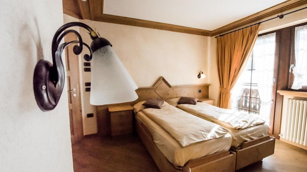 Hotel Capriolo リヴィーニョ エクステリア 写真